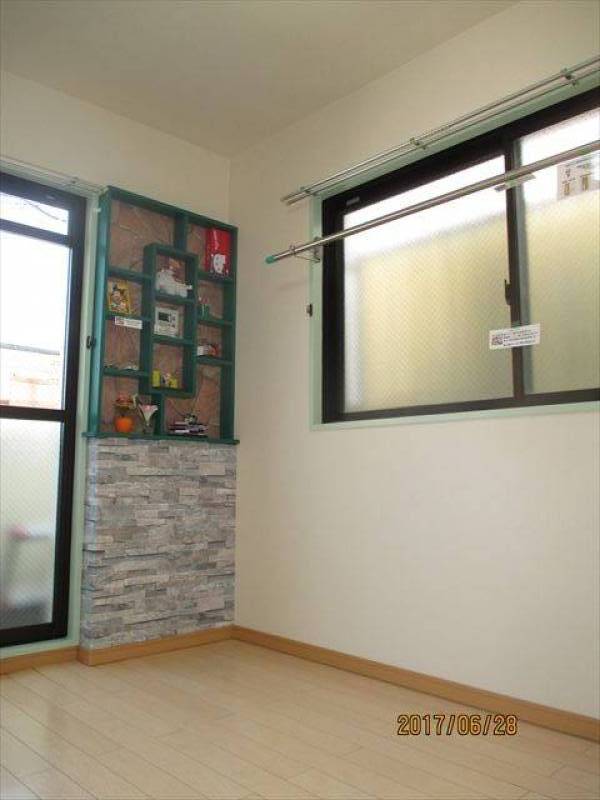 個室です。小物の整理に便利な飾り棚と室内物干しです。