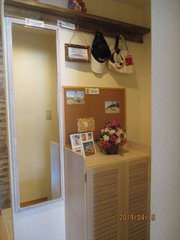 玄関です。便利な大型鏡・下駄箱・フック棚あります。