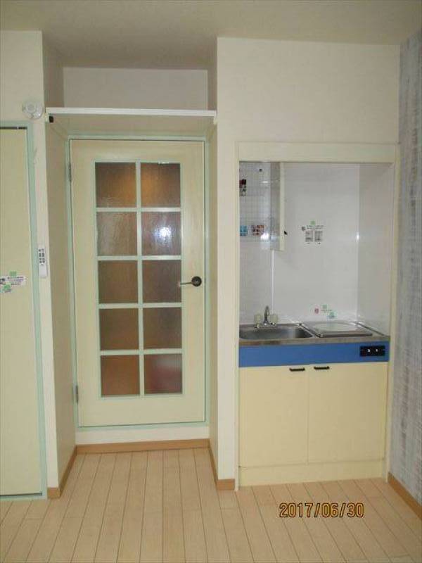 個室です。ガラス格子戸とIHのキッチンです。