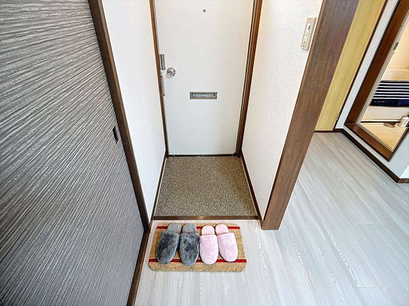 玄関（写真は202号室）