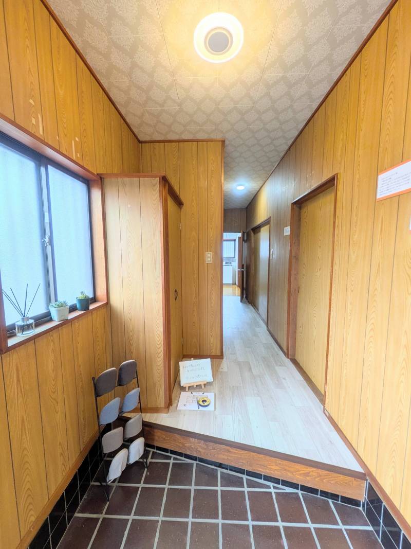 玄関を開けるとやさしい光が照らしてくれます。