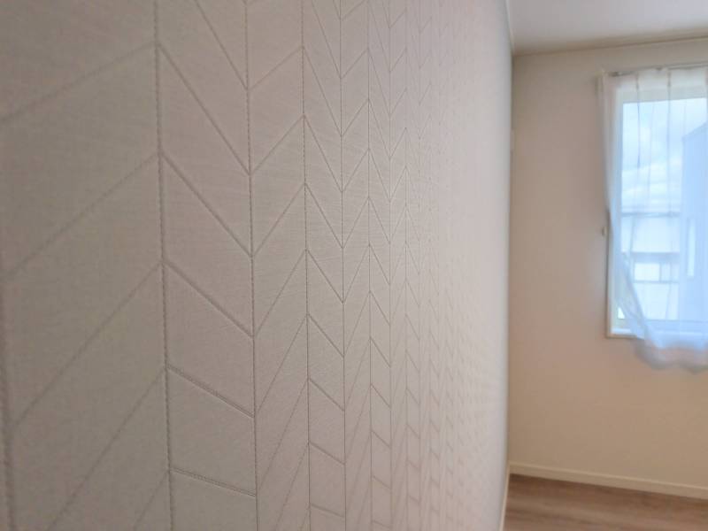 薄めのヘリンボーン柄壁紙