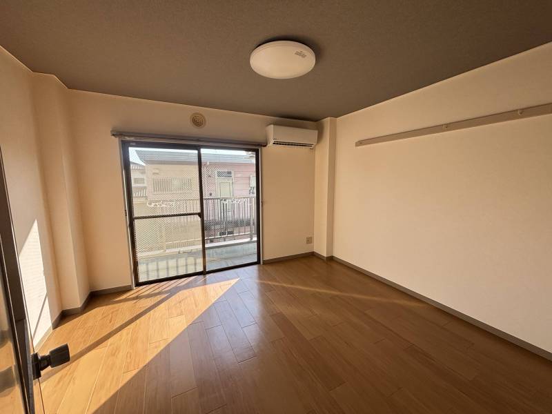 天井にグレーのアクセントクロス