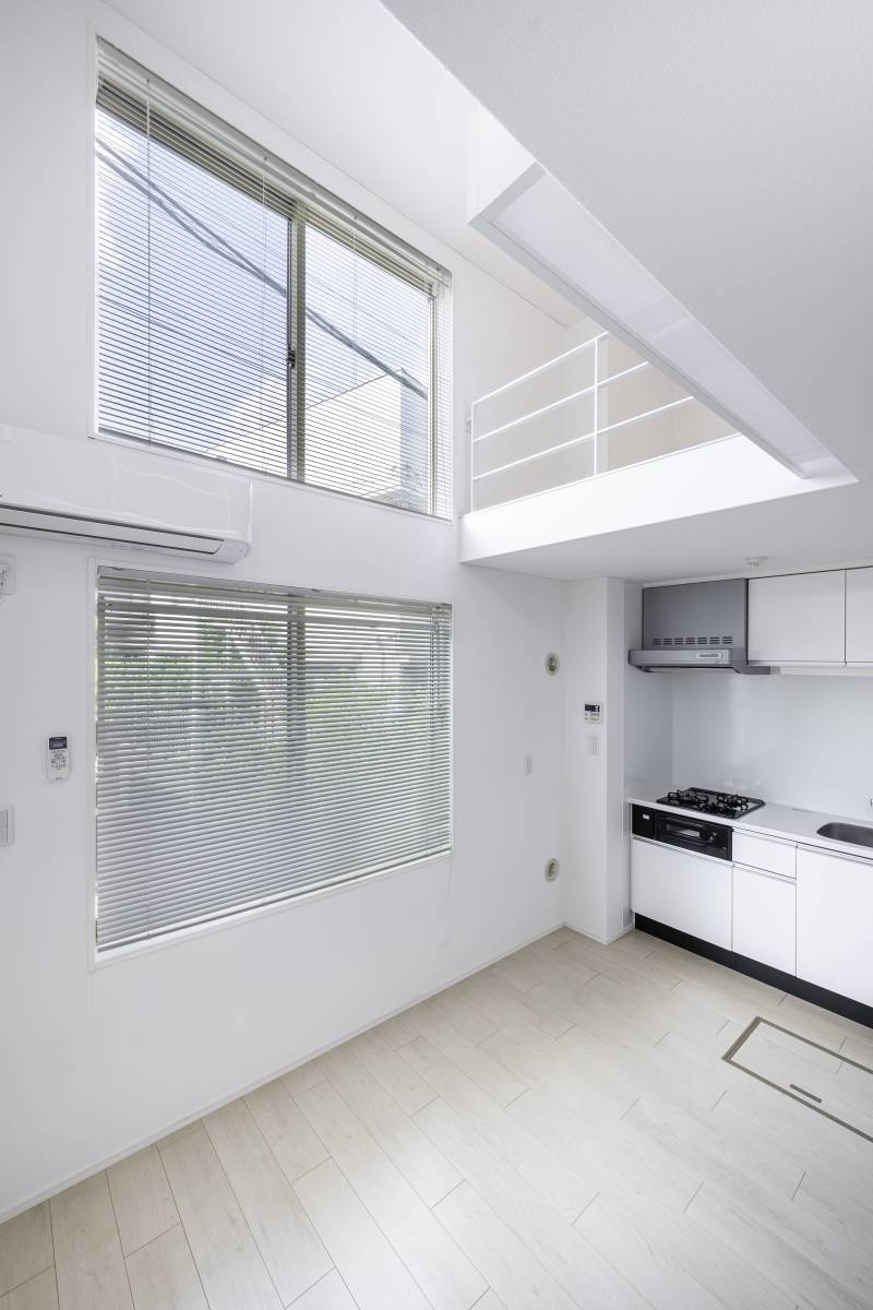 開放感のあるリビング！吹き抜けの高窓から光が差し込みます！