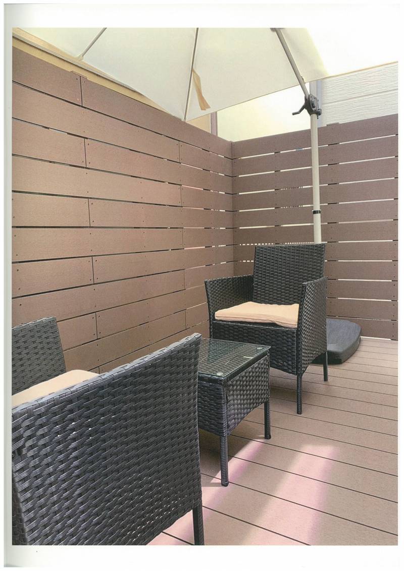 パラソル付きの開放感あるテラスで癒やしのカフェタイム！