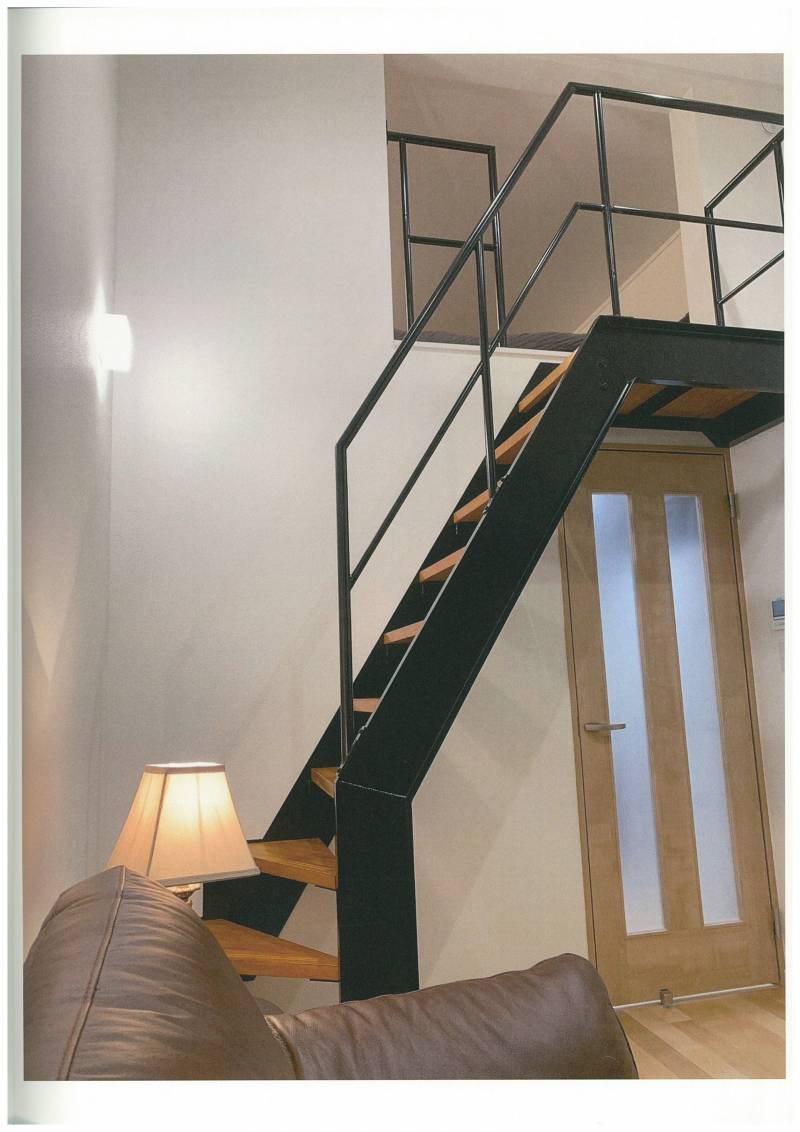 ロフトへのスタイリッシュなウッドデッキ・鉄骨フレーム階段！