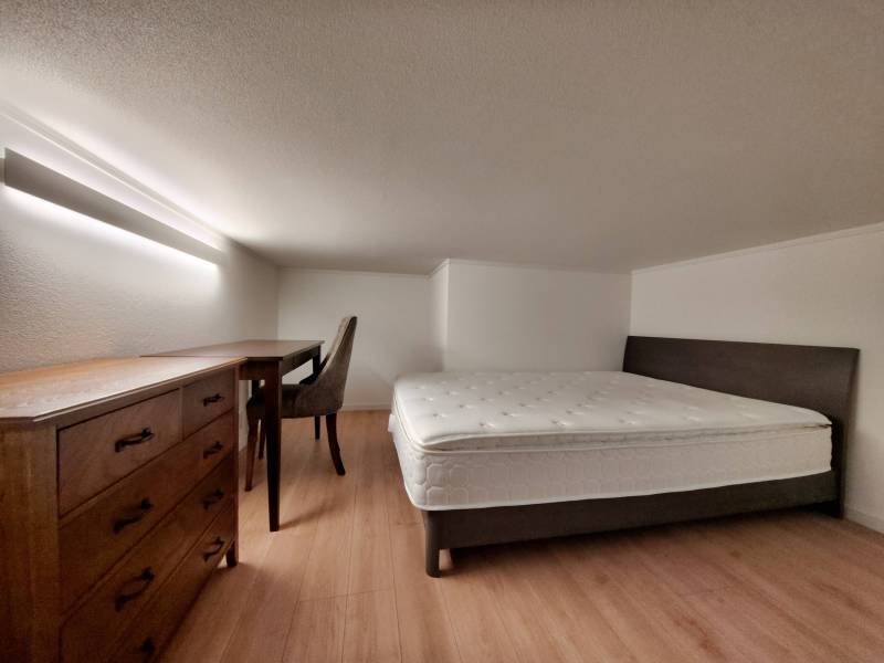 ダブルベッド・デスク・チェア・チェスト設置の充実したロフト！