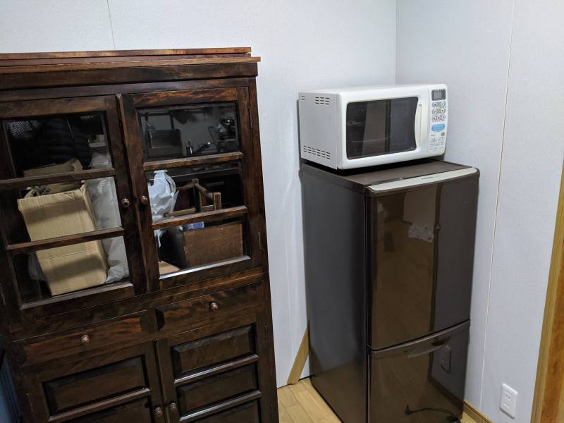 電子レンジや冷凍冷蔵庫　食器棚も付属です。