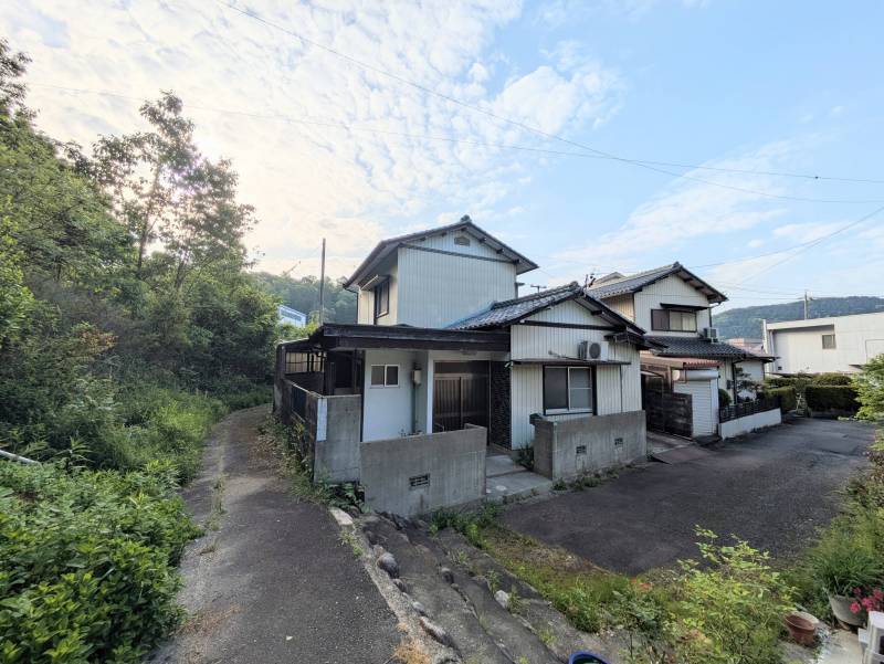 家の隣はゴルフ場で、静かで緑豊かな環境です。
