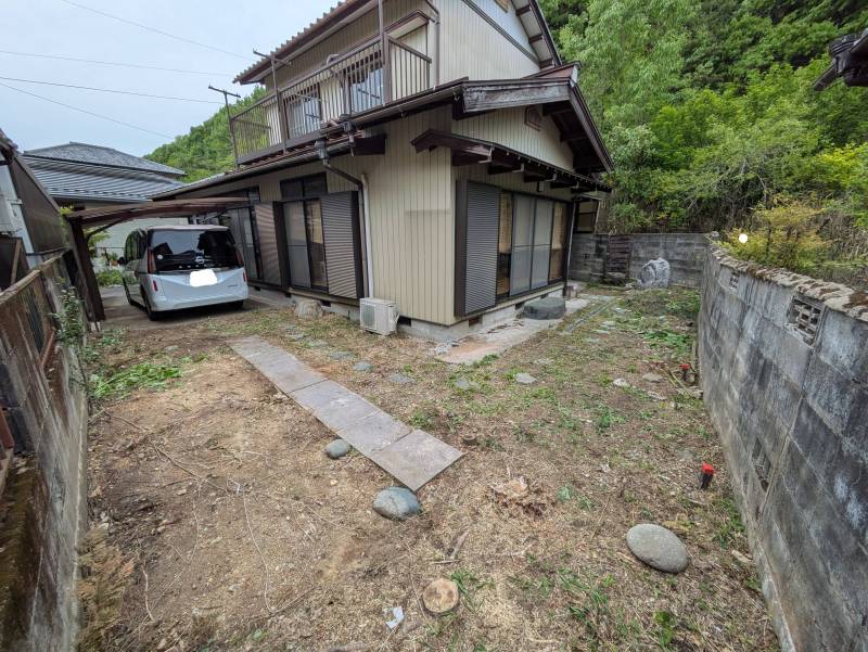 広くて明るい庭で家庭菜園を始めてみるのはどうでしょうか。
