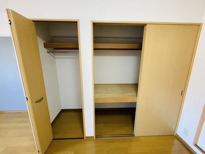 クローゼットと物入れがあり、収納もバッチリ。