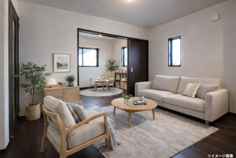 カウンターキッチンからリビング見渡せ、奥キッズスペースに最適