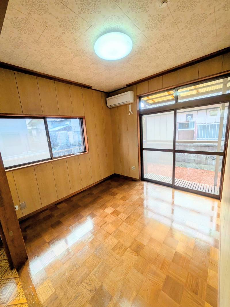 冷房専用エアコンが付いています。家具はAIイメージです。