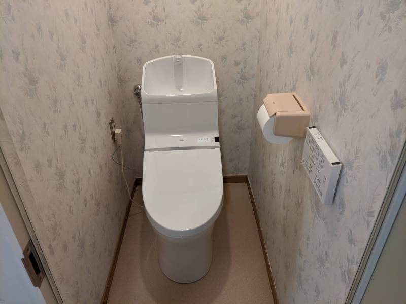 お風呂とトイレは別々　洗浄便座が付いています。