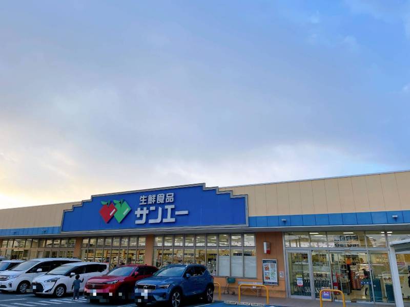 駅前にスーパーがあります