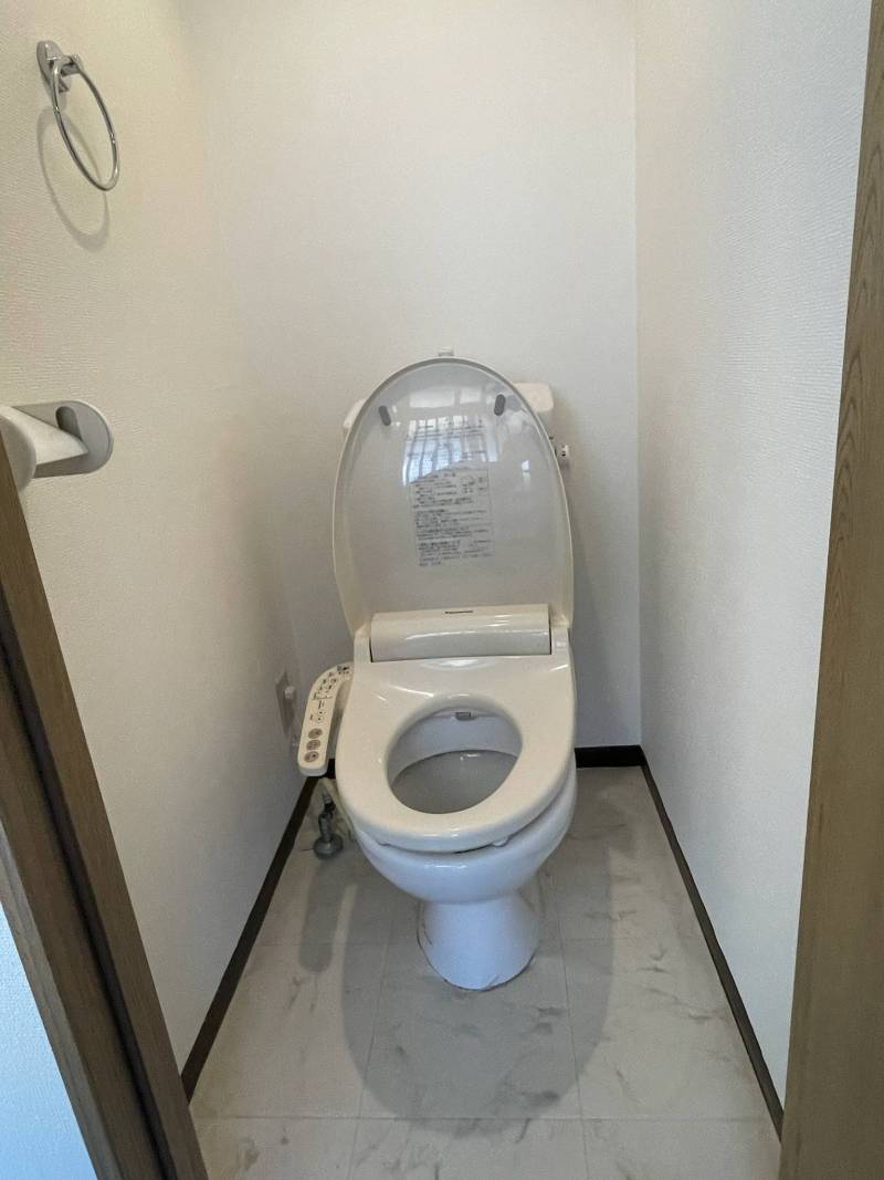 トイレも独立のウォシュレット付きです！