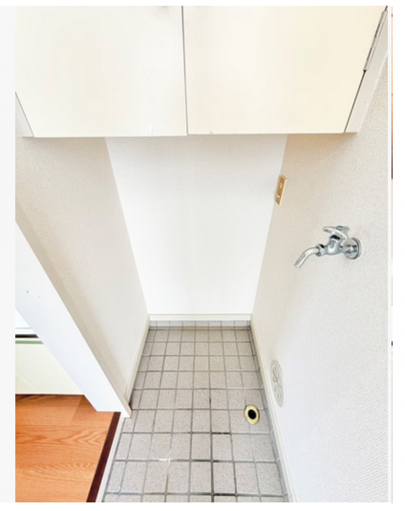 玄関横の屋内洗濯機置き場。上部はシューズボックスです。