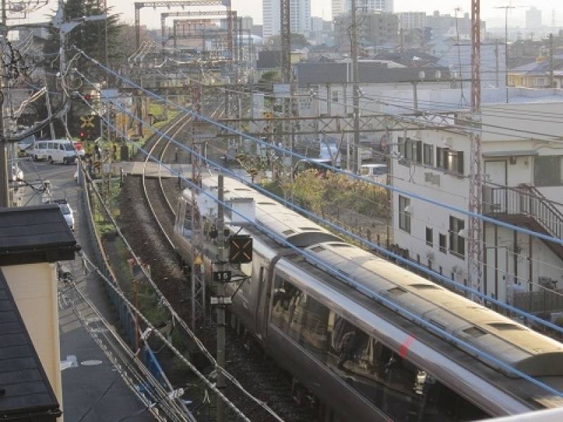 カーブに差し掛かるロマンスカー