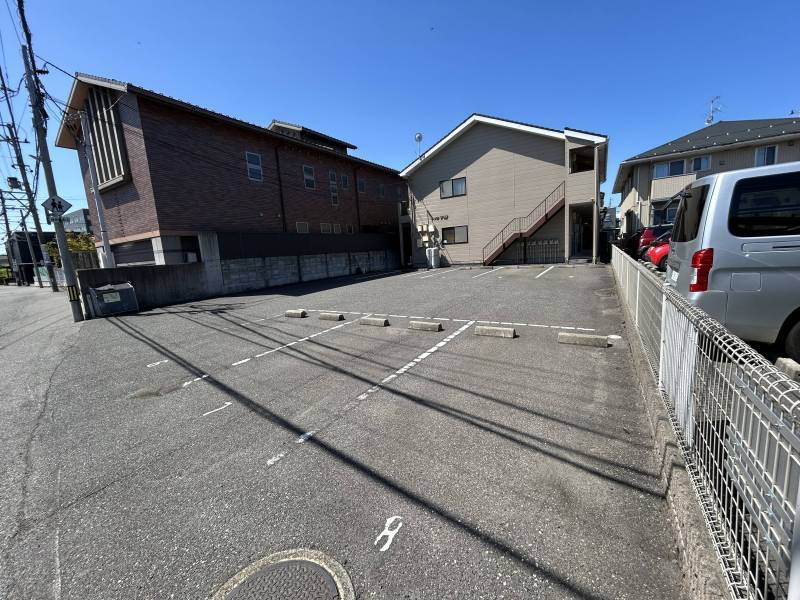 駐車場も広く、接道からの駐車も楽々！