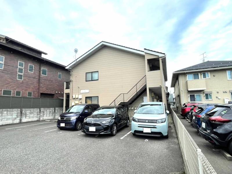 落ち着いたモカベージュの外観。敷地内の駐車場！