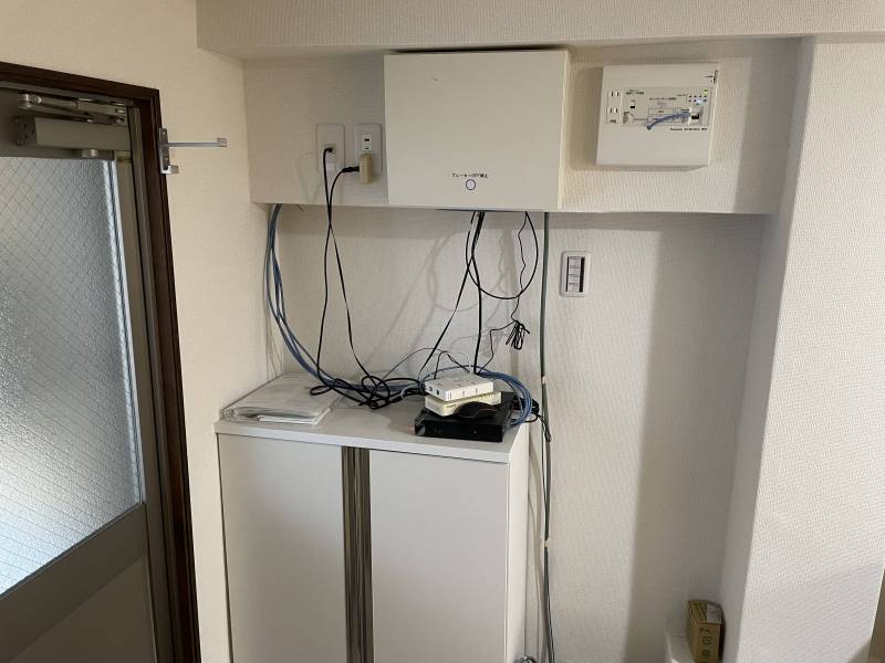 下駄箱と分電盤・NW機器