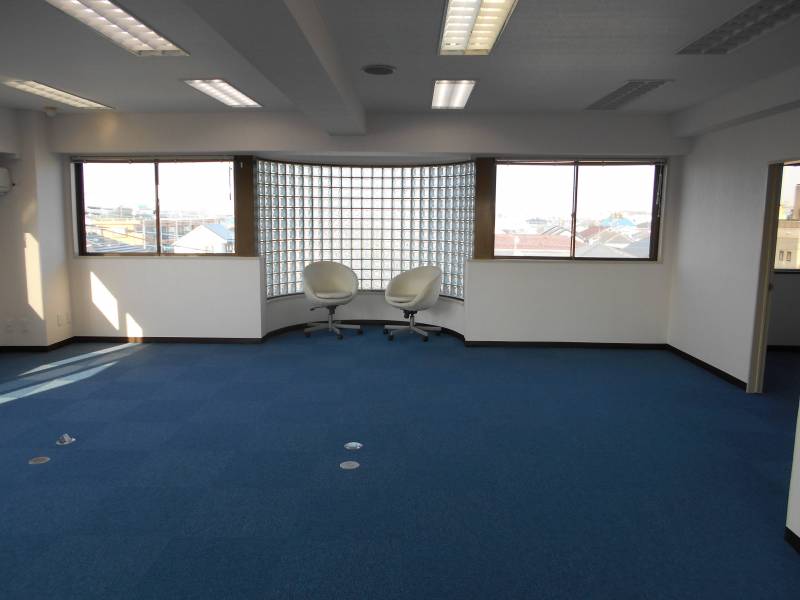 この雰囲気を中心に配置のレイアウトが考えられます。