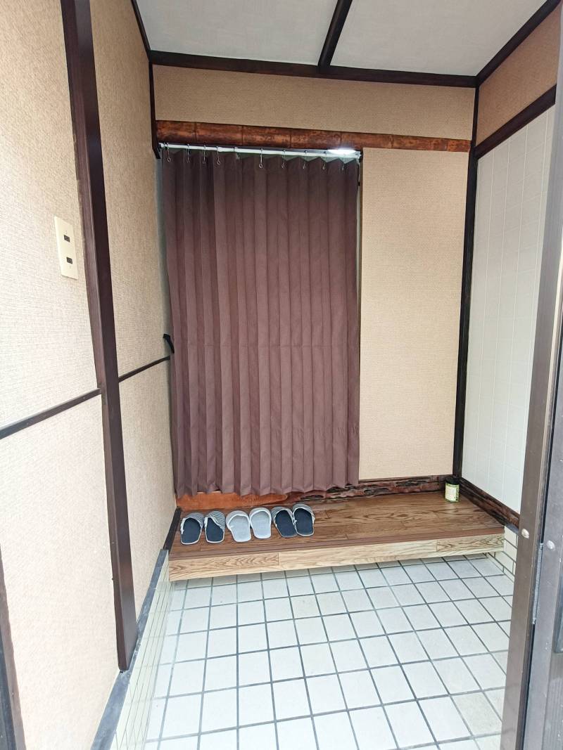 玄関にはアコーディオンカーテンを設置！