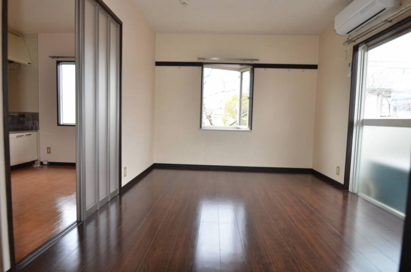 隣はキッチン。三角出窓、エアコン、ベランダあり。