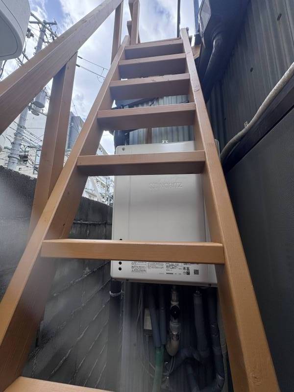 野外物干し場に上がる階段です