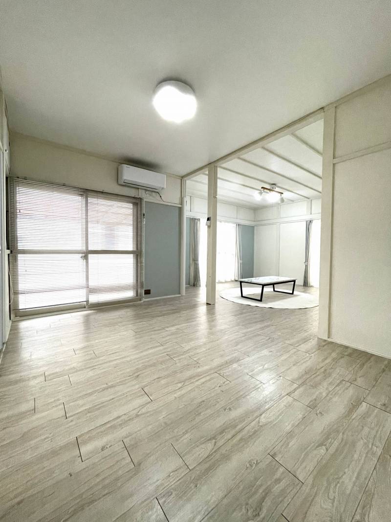 廊下から1階のLDを望みます。