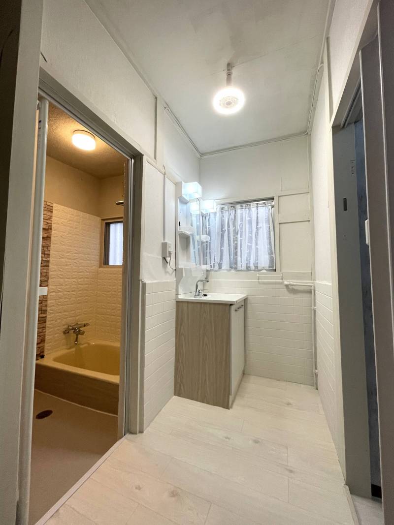 洗面所の照明はシーリングファン付。夏は湯上がりに涼めます。