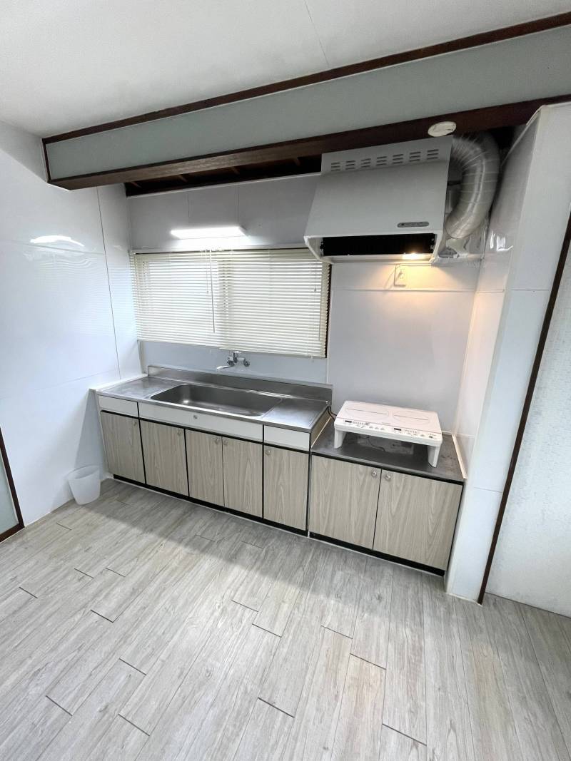 キッチンにはタッチレス手元灯、IHコンロが付いています。