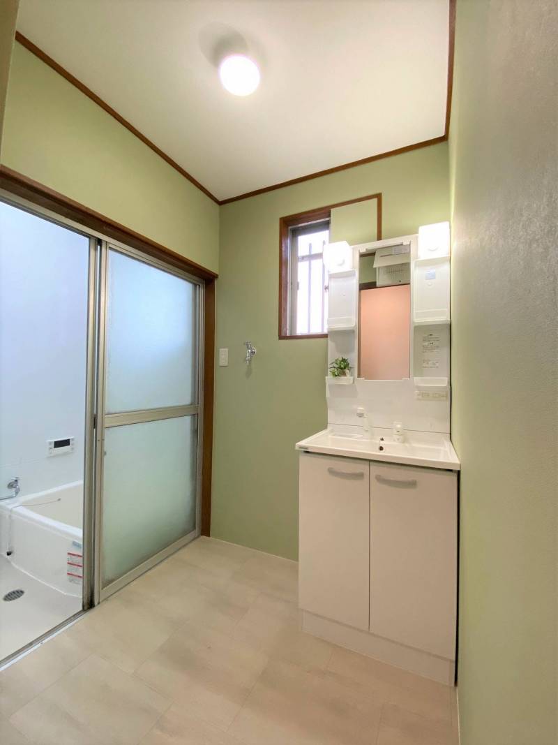 全面リフォームの洗面所です！洗濯機置き場付き！