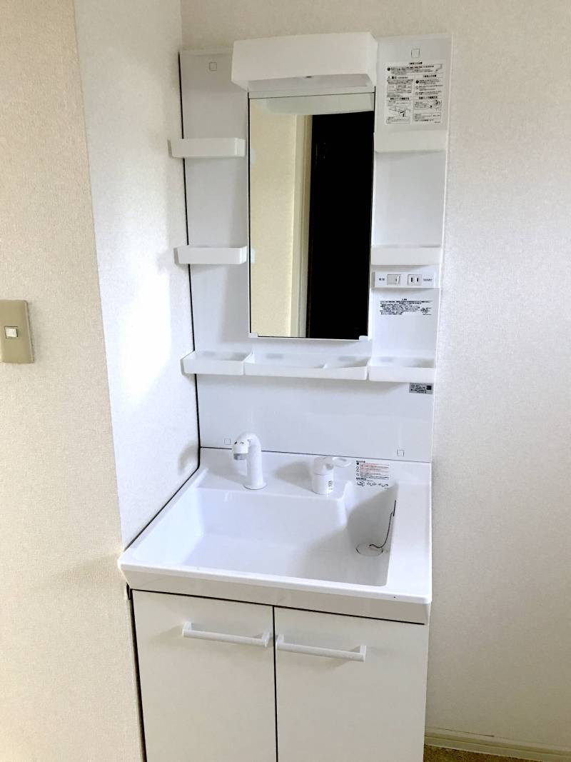 新品できれいな洗面台です。