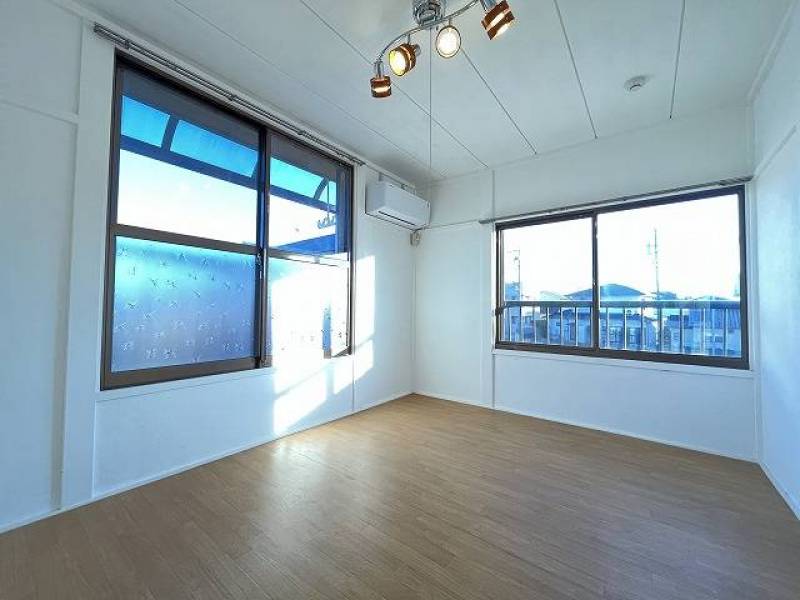 2階 奥の部屋、エアコン付、クッションフロア