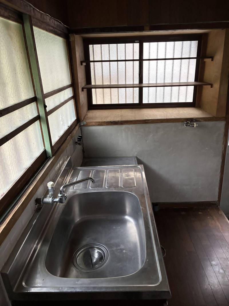 洗濯機置き場は、室内キッチン横・勝手口前に設置しています。