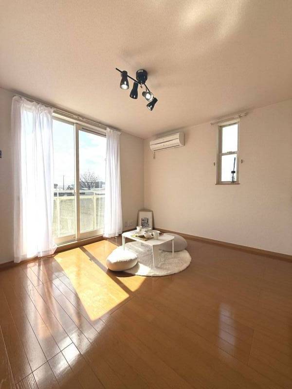 南向きで日当たり良好！明るく開放感のあるリビング空間です！