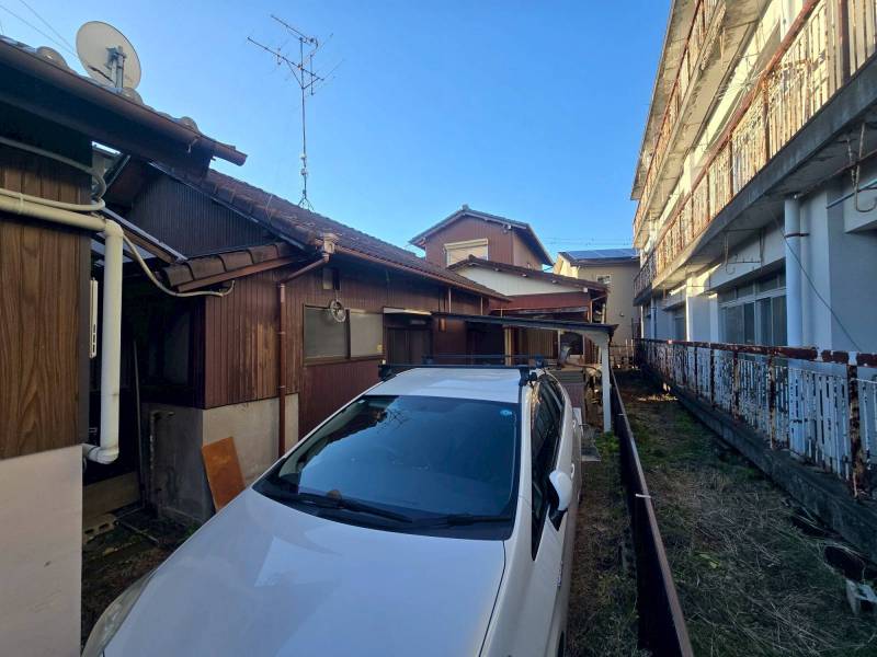 わかりにくいですが奥の建物です