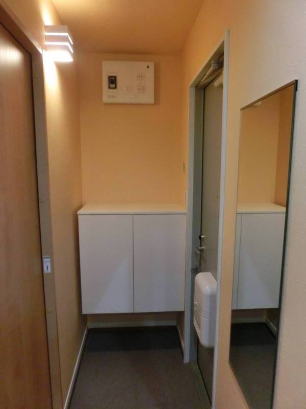 玄関の様子です。右手に姿見（鏡）を設置しました