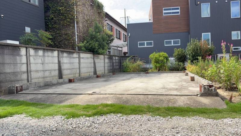 月額5,000円4台駐車可能です！(車種によります)