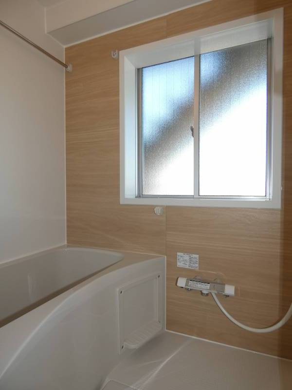 大きな窓でアクセント壁付ユニットバス、追焚と暖房乾燥換気扇付