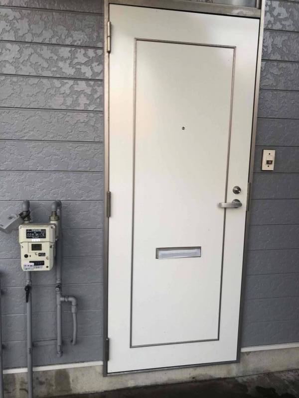 白いドアはマリンブルーのマリンにお似合いです！