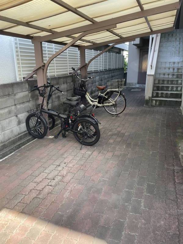屋根付きバイク駐輪場有