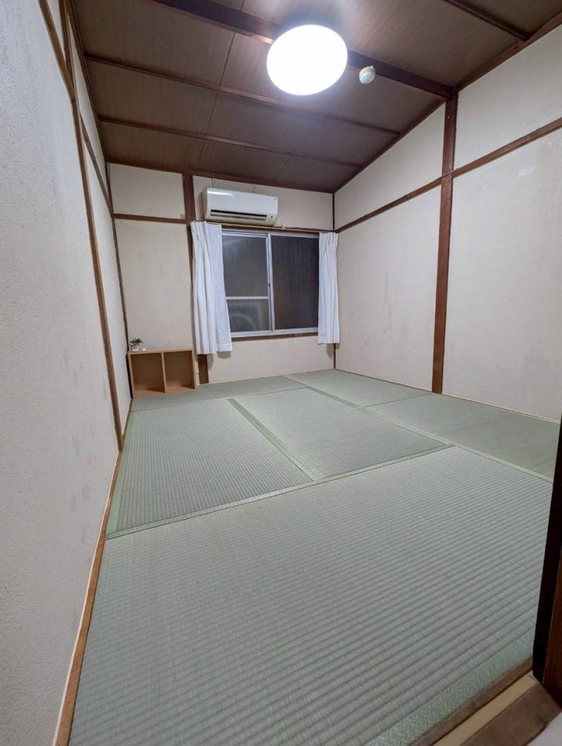 6畳間
こちらも畳を新品に交換してますよ