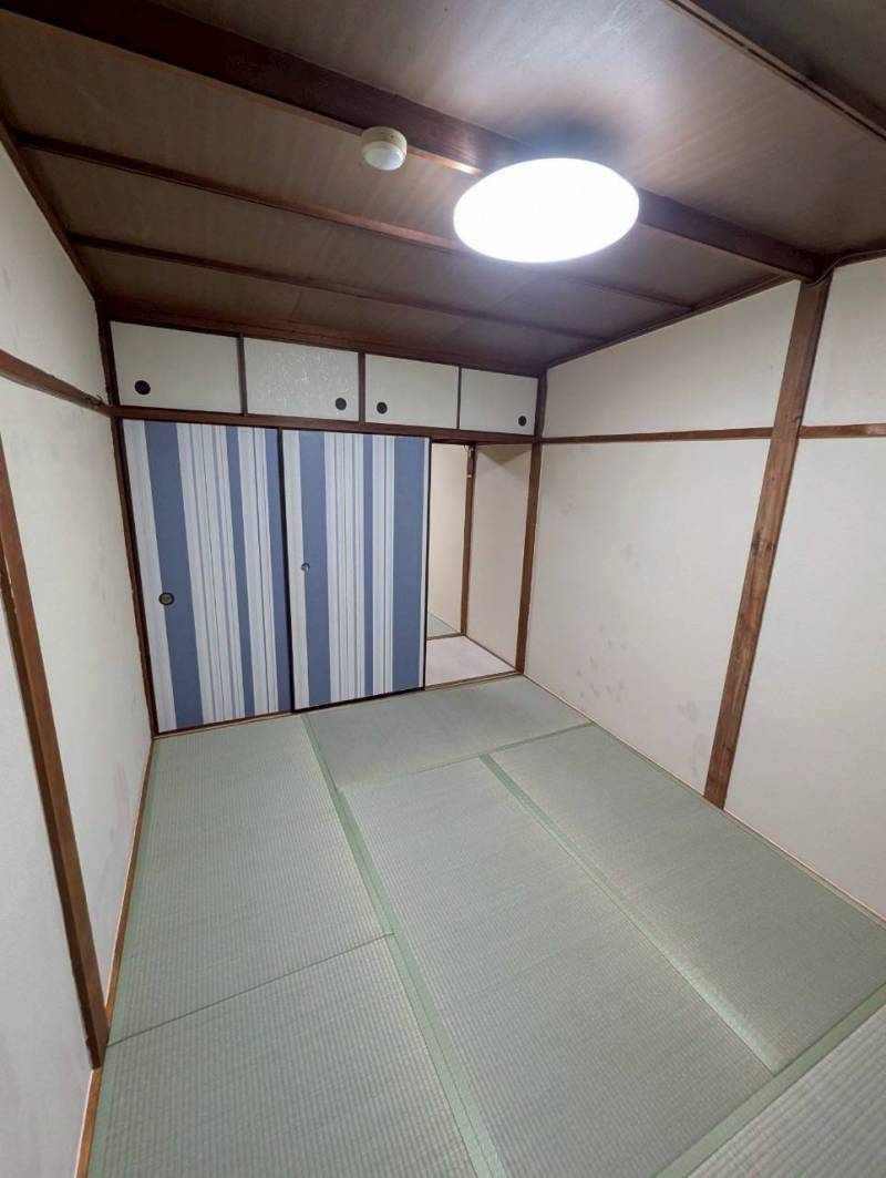 6畳間
大型の押し入れがあります。
荷物が多い人も安心！