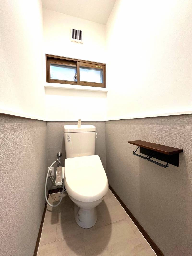 トイレも新設です！落ち着くツートン・カラーです♪