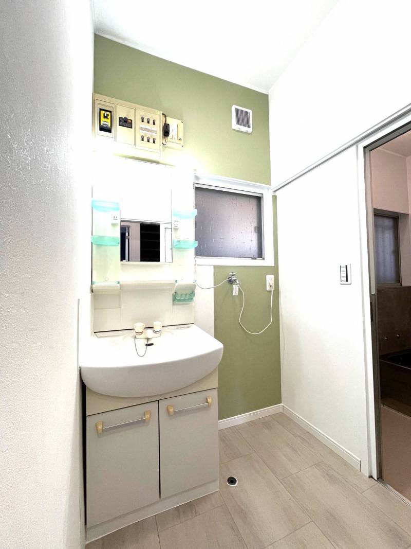 新設のシャワー洗面化粧台です！室内洗濯機置き場も♪