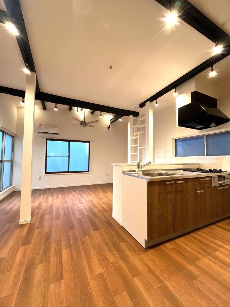 自慢の14.5帖LDKです! 飾り棚もカワイイ！
