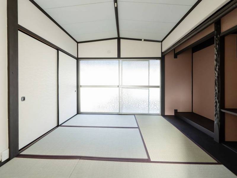 ２階は落ち着いた和室が２部屋あり、畳は新調しています。