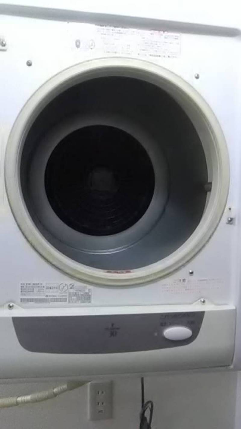 電気乾燥機
この下が室内洗濯機置き場です